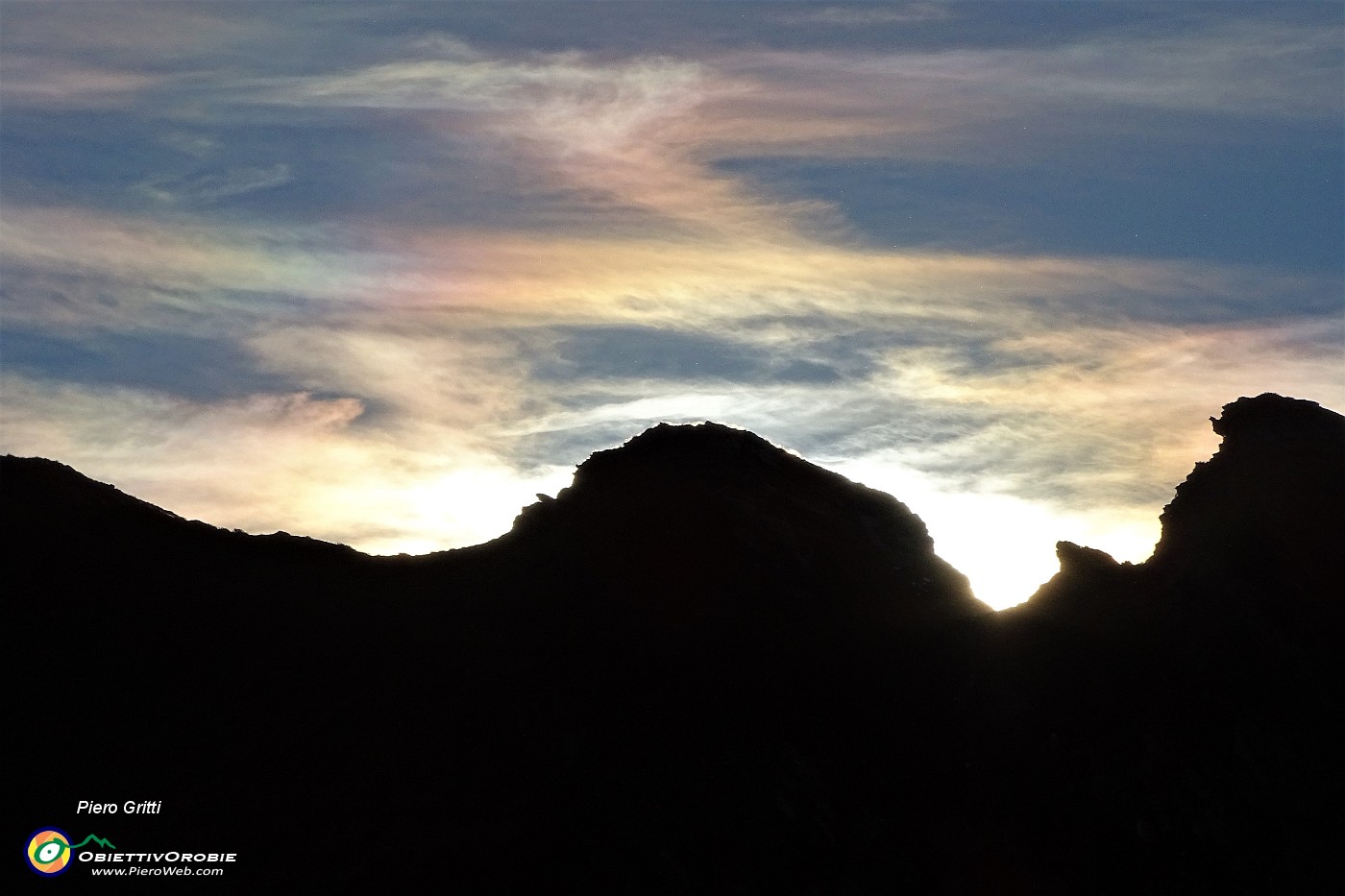 92 Il sole tramonta dietro le montagne.JPG